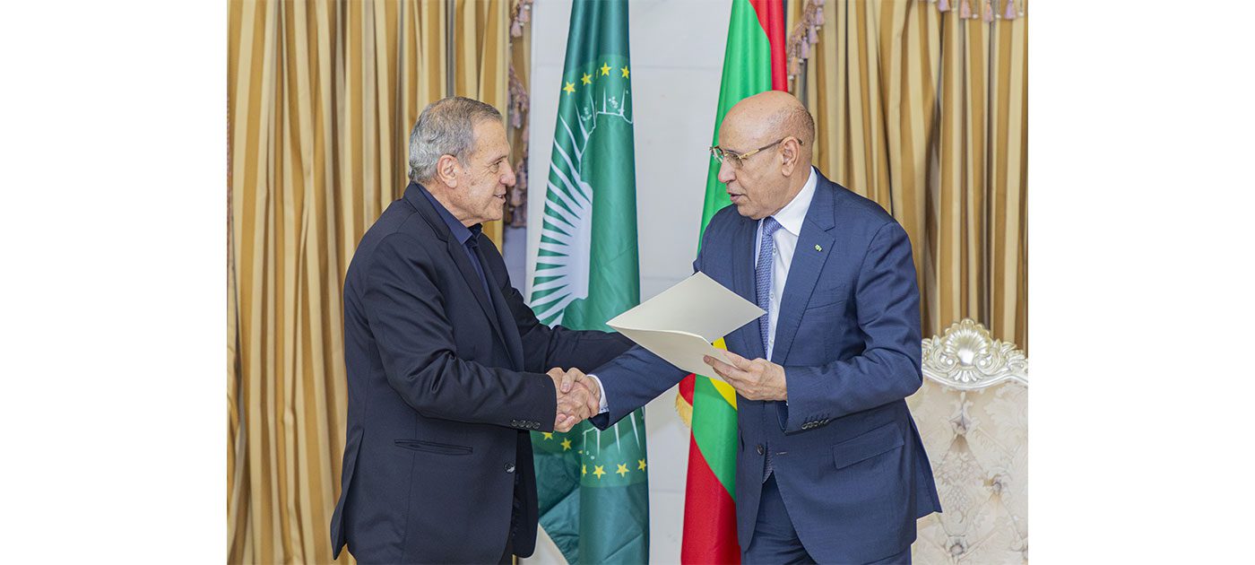 أبو ردينة يسلم الرئيس الموريتاني رسالة من الرئيس محمود عباس